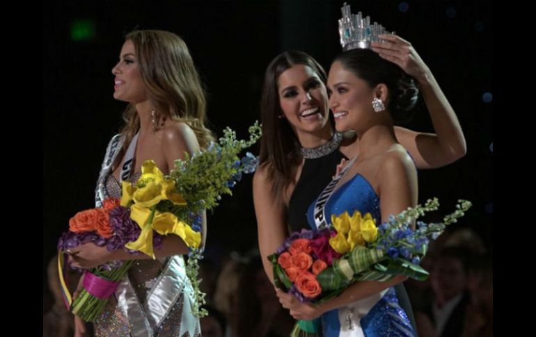 Entre la confusión, Paulina Vega se acercó a las dos para quitarle la corona a su compatriota y colocarla en la filipina. TWITTER / @MissUniverse
