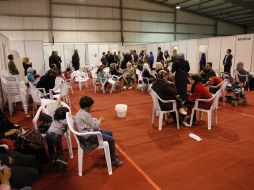 Familias sirias se preparan para subir a aviones con destino a Canadá. AP / J. Canada