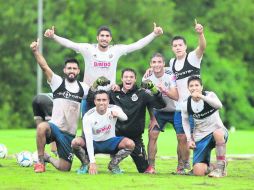 Entrenamiento bajo la lluvia. Un grupo de jugadores de las Chivas festejan un interescuadras ayer en Cancún. ESPECIAL / Chivas