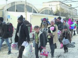 Refugiados afganos, sirios e iraquíes llegan a un campamento en Presevo, Serbia EFE /