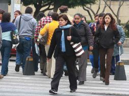 Vestirse con ropa abrigada es primordial para no contraer enfermedades este invierno. NTX / ARCHIVO