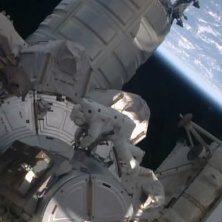 Inicia caminata espacial para reparar equipo de la EEI