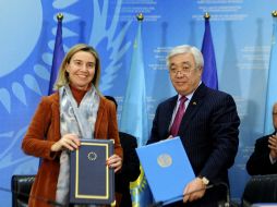 El ministro kazajo, Erlan Idrissov, y la jefa de la diplomacia de la UE, Federica Mogherini, firman un nuevo acuerdo de asociación. EFE / I. Omarov
