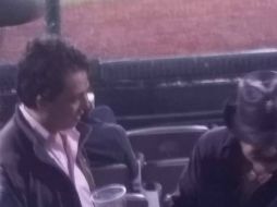 De la Cueva (i) asegura que todo se debió a un ''malentendido personal'' con un aficionado. ESPECIAL /