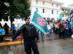 Un policía custodia la sede de la Corte Suprema de Justicia de Panamá. EFE / A. Bolívar