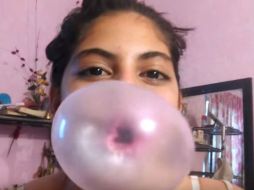 La goma de mascar genera desgaste dental y si es sin azúcar, su consumo excesivo desemboca en un efecto laxante. YOUTUBE / valeria fernandez