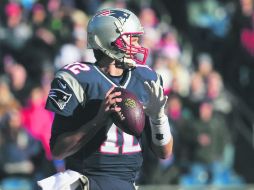 Tom Brady lanzó dos pases de touchdown para ayudar a los Patriots de New England a mantener la cima. AFP / M. Meyer