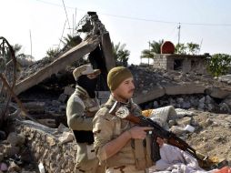 Soldados avanzan en calles del norte de Ramadi en actitud sigilosa. AP /