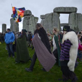 Miles celebran el solsticio de invierno en Stonehenge