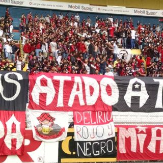 Afición rojinegra da cálida bienvenida a Rafa Márquez