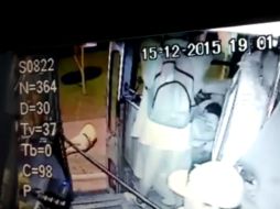 En el video se ve como el anciano queda en el suelo tras ser arrojado de la unidad. ESPECIAL /