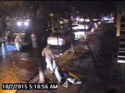 El video muestra a personas despertar a los indigentes y luego arrastrar sus pertenencias hasta un camión de desperdicios. YOUTUBE / nycluclips