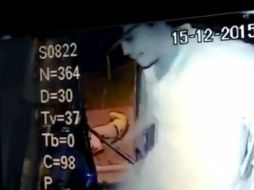 El hombre de la tercera edad recibe una patada en el pecho y cae del autobús. ESPECIAL /