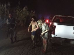 Varios hombres heridos esperan a ser atendidos por personal sanitario en el lugar de los hechos. EFE /