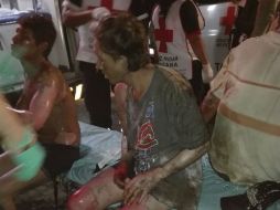 Personal de la Cruz Roja atiende a los lesionados en el lugar de la explosión. EFE / Especial