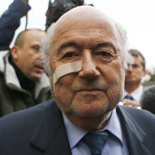Blatter defiende su honorabilidad y la de Platini