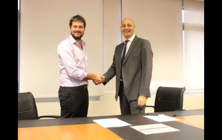 Lammens (i) y Fernández sellaron el acuerdo entre San Lorenzo y Carrefour. TWITTER / @SanLorenzo
