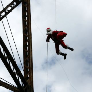 Santa salta de un puente para dar regalos a niños pobres de Guatemala