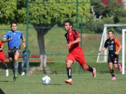 Álvaro González. El mediocampista rojinegro, seleccionado de Uruguay, conduce el balón ayer en el amistoso frente a Alebrijes. FACEBOOK / AtlasFC
