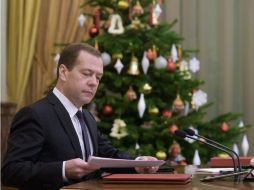 El jefe del Gobierno ruso, Dmitri Medvédev, firma una disposición por la cual a Ucrania se le aplicarán los aranceles de importación. EFE / A. Astafyev