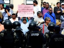 Para deshacer la manifestación de los pensionados frente a Palacio de Gobierno, la fuerza pública debió intervenir. FACEBOOK / Colectivo Voz Alterna