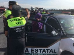 Elementos de la Comisión Estatal de Seguridad Ciudadana auxilian a pasajeros que quedaron varados a causa del accidente. TWITTER / @CESC_Edomex