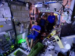 El astronauta Scott Kelly compartió fotos de sus compañeros de misión viendo la película. TWITTER / @StationCDRKelly