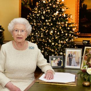 Isabel II recuerda atentados de 2015 en mensaje de Navidad