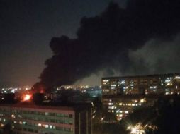 Aproximadamente a las 22:00 horas se registró el incendio en una fábrica de sandalias. SUN / Cortesía