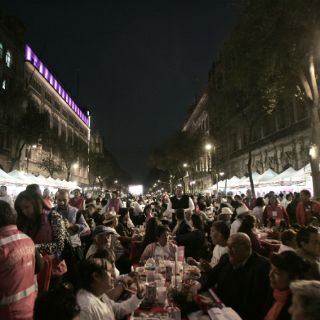 Miles de personas disfrutan la cena de Navidad en el Zócalo