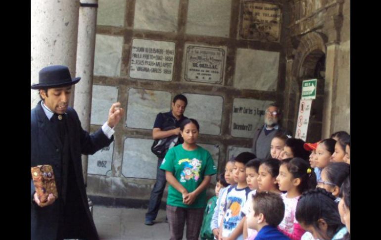 El museo cuenta con visitas guiadas por expertos vestidos a la usanza del siglo XIX. TWITTER / @PanteonSanFer