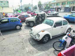La invasión del espacio público, como las banquetas, es una práctica común de los talleres automotrices. EL INFORMADOR / F. Atilano