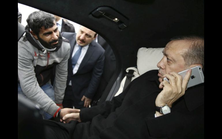 El presidente no salió del vehículo en el que iba, pero conversó con el hombre. EFE / Especial