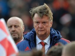 Medios ingleses apuntan la posible salida de Louis Van Gaal como técnico del ManU. AFP / P. Ellis
