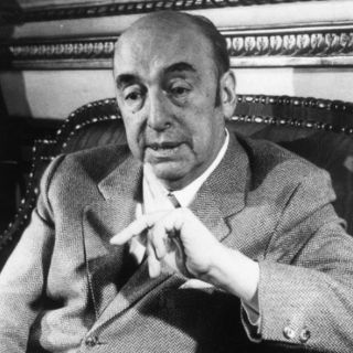 Chile recuerda a Neruda con un pasacalles en la capital