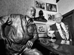Legendario. Hemignway en su pose típica, fué  inmortalizado en bronce en su lugar favorito del bar Floridita. EL INFORMADOR / P. Fernández Somellera