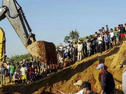 Más de 700 personas forman el dispositivo de salvamento, quienes proporcionan agua y comida a los afectados. EFE / Z. Moe