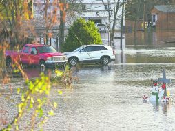 Residentes de Columbia, Alabama, estacionan sus vehículos en zonas altas para evitar el desborde del Río Chattahoochee. AP /