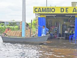 En carro y lancha. Un mecánico espera clientes en su taller automotriz, en Falcon, cerca de la capital paraguaya. NTX /