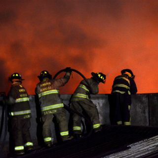 Cohetón provocó incendio en fábrica, señala la PGJDF