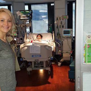 Jennifer Lawrence visita hospital infantil