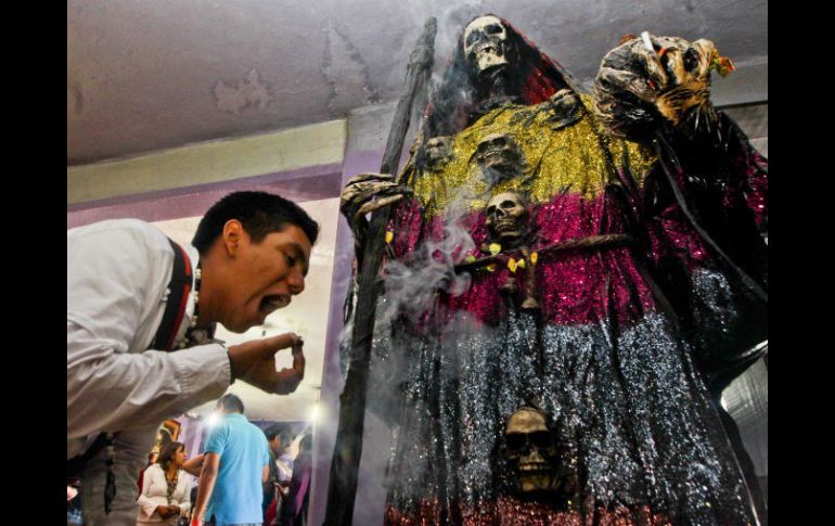 Con danzas y oraciones, las personas llegan al templo de la Santa Muerte en Santa María Coatepec, en Ciudad de México. SUN / F. Ramírez
