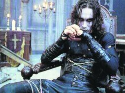 Brandon Lee se encontraba filmando la cinta de culto 'El Cuervo' cuando recibió una bala en el abdomen. ESPECIAL / MIRAMAX FILMS