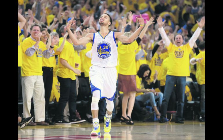 Stephen Curry se ha convertido en el pilar de la ofensiva de los Warriors. AP / B. Margot