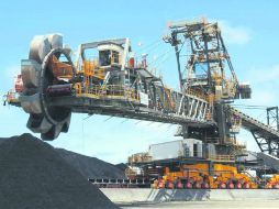 El gigante suizo Glencore reducirá la inversión y venderá activos para bajar la deuda que lo asfixia. ESPECIAL /