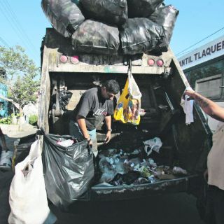 Saquean camiones antes de ir al basurero