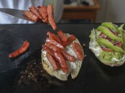 Productos como las salchichas, con textura flexible y chiclosa, no son fáciles de masticar para una persona mayor de 70 años. EL INFORMADOR / ARCHIVO