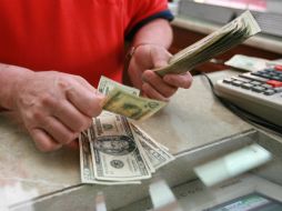 De acuerdo con Banco Base, al igual que la mayoría de las divisas, el peso pierde terreno por la publicación de datos rojos en Asia. EL INFORMADOR / ARCHIVO