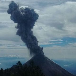 Volcán El Colima emite dos fumarolas de dos mil metros