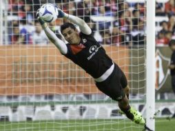El portero del Atlas, Óscar Ustari sufrió una lesión en la rodilla derecha durante las prácticas del domingo. ESPECIAL / www.atlasfc.com.mx